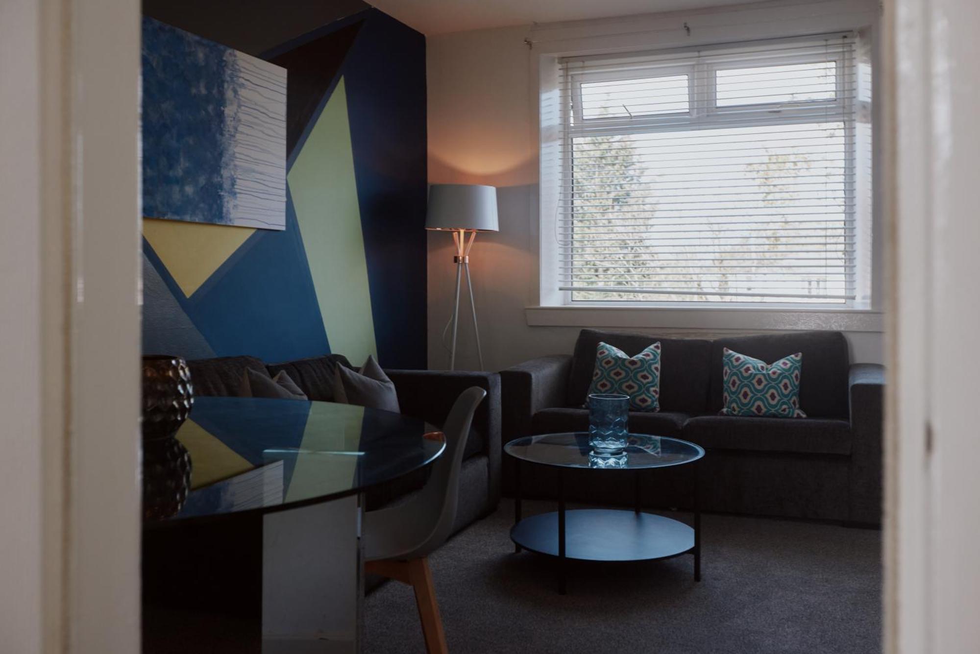 Modern And Vibrantly Designed Apartment Motherwell Ngoại thất bức ảnh